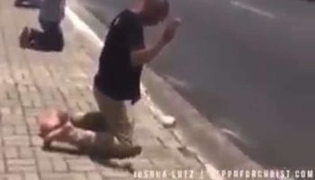 برازيليون يجثون على الأرض تضرعا إلى الله ليرفع عنهم وباء كورونا 