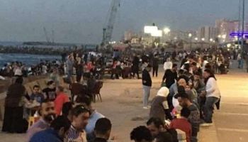 تجمع مواطنين بسيدي بشر للإفطار على الكورنيش يهدد بكارثة