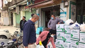 توزيع المواد الغذائية على عمارات الحجر المنزلى  ببورفؤاد  و حى العرب 