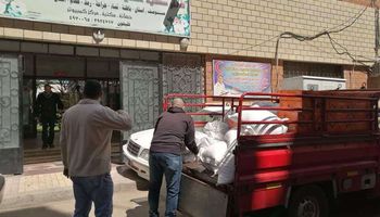 توزيع شنط رمضانية ووجبات علي الأسر الفقيرة ومستشفيات العزل بالإسكندرية 