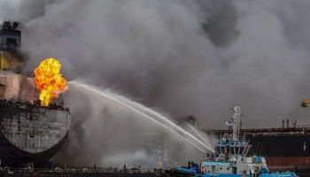 حريق ناقلة نفط إندونيسية 