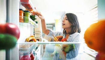 خبراء الصحة يحذرون من عادات خاطئة قبل تناول الطعام
