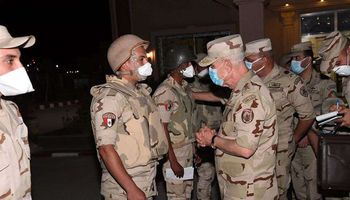 رئيس أركان حرب القوات المسلحة مع مقاتلي مكافحة الإرهاب في سيناء