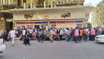 رغم كورونا.. تزاحم المواطنين امام محلات العبد بوسط البلد لشراء كعك العيد
