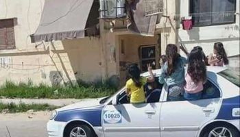 رغم كورونا ..شباب بورسعيد يودعون العيد بجولات صاخبة بالميكروباصات و التاكسى 