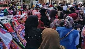 زحام لشراء مستلزمات وملابس العيد بأسواق الإسكندرية