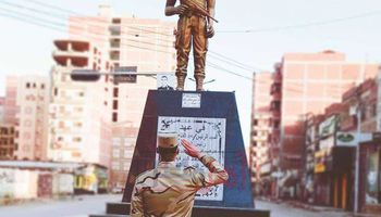 ضابط يؤدي التحية العسكرية أمام تمثال الشهيد منسي بالشرقية