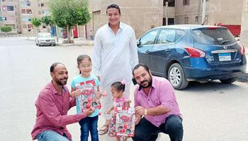 قبطى يوزع الهدايا والألعاب للأطفال المسلمين ببني سويف 
