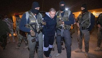 لحظة تسليم الإرهابي هشام عشماوي للقوات المصرية