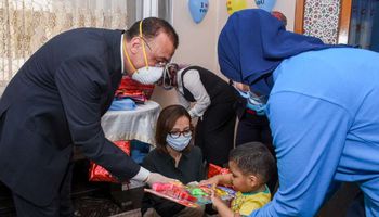 محافظ الإسكندرية يشارك المسنين والأطفال الأيتام فرحتهم بالعيد 
