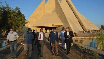 محافظ المنيا يتفقد المتحف الآتوني