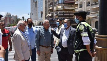 محافظ بورسعيد يتفقد شارع عاطف السادات ويهنئ رجال الشرطة بالعيد ويشيد بوعي المواطنين