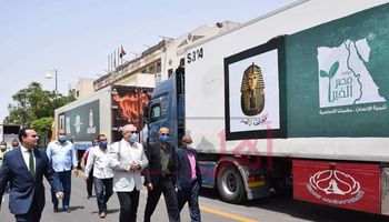 نائب محافظ الأقصر لم يرتدي الكمامة في جولة قافلة مصر الخير عصر أمس الإثنين 