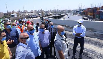 وزير النقل يتفقد مشروعات ميناء الإسكندرية