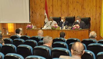 رئيس جامعة المنيا خلال اجتماعه