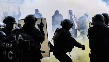 اشتباكات بين الشرطة الفرنسية وأطباء يتظاهرون لتحسين أوضاعهم