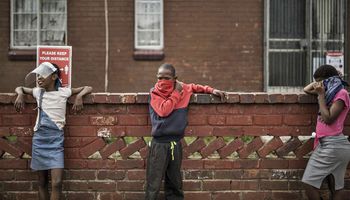 أطفال يحافظون على مسافة التباعد الاجتماعي في جنوب إفريقيا 