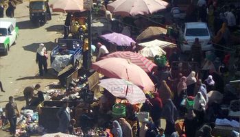 إزدحام المواطنين في الأسواق بمركز دمنهور 