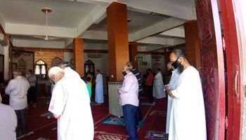 إقبال كبير من المصلين على أداء الصلاة فى المساجد بعد قرار رفع الحظر عنها