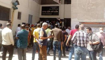 ازدحام أمام مكاتب الشهر العقارى ببورسعيد والمواطنين يطالبوا بتفعيل الخدمات من الانترنت 