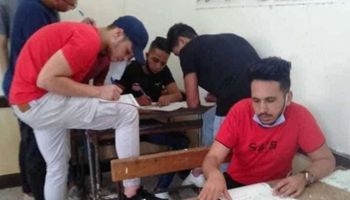 صور الغش الجماعي بلجنة امتحان اللغة العربية للثانوية العامة