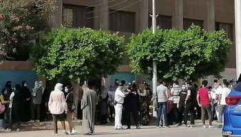 تزاحم طلاب الثانوية ببوابات التعقيم أثناء دخول لجان امتحان اللغة الأجنبية الأولى بسوهاج 