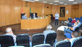 اللواء أسامة القاضي محافظ المنيا خلال اجتماعه