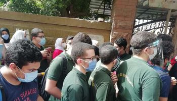 بدء تجمع طلاب وأولياء أمور الثانوية العامة أمام مدرسة جمال عبدالناصر بالدقي" صور" 