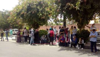 تجمعات أولياء أمور طلاب الثانوية العامة بمحافظة الأقصر أمام اللجان