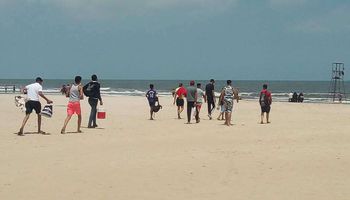 توافد اعداد من المواطنين على شاطىء بورسعيد