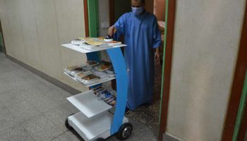 جامعة المنصورة تطلق أول روبوت لتقديم الخدمات لمرضي كورونا بمستشفى العزل 