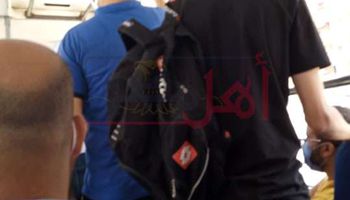 داخل الأتوبيس بأسيوط والمواطنين واقفين وأزدحام بأزمه كورونا 