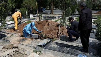دفن ضحايا كورونا في إيران 