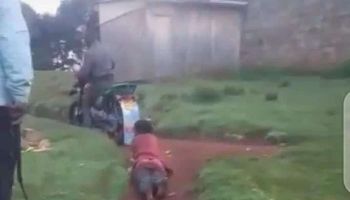 سحل سيدة خلف دراجة نارية في كينيا