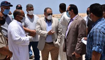 سكرتير عام محافظة مطروح يتفقد اعمال التجميل والتطوير بالشواطئ ومدخل المدينة