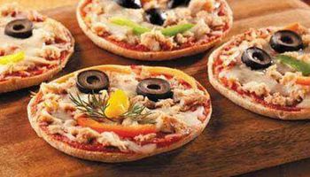 طريقة عمل البيتزا بالتونة مثل المطاعم