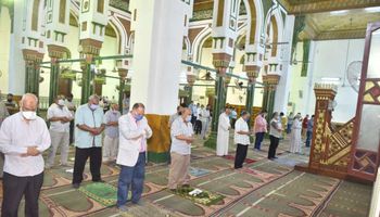 محافظ أسيوط يصلى العشاء بمسجد ناصر 