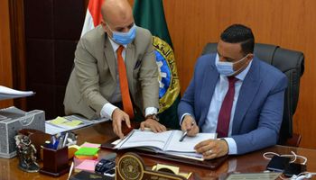 محافظ الدقهلية اثناء التوقيع  