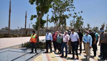 محافظ بورسعيد يتابع سير العمل بميناء بورسعيد البري الجديد والحديقة الجديدة.