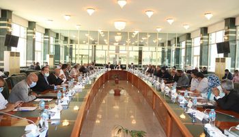 محافظ قنا يعقد المجلس التنفيذي في كورنيش النيل