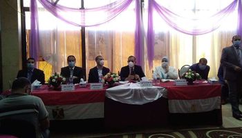 محافظ كفر الشيخ خلال اجتماعه مع رؤساء لجان الثانوية العامة