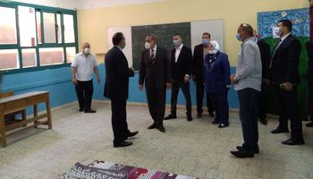 محافظ كفر الشيخ خلال تفقده لجان الثانوية العامة