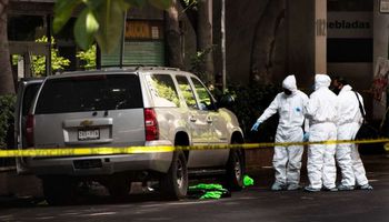 محققو الطب الشرعي يفحصون سيارة بعد محاولة الاغتيال في مكسيكو سيتي (أ ف ب)