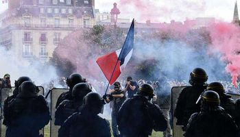 مظاهرات موظفي القطاع الطبي في فرنسا احتجاجا على أوضاعهم المتردية 