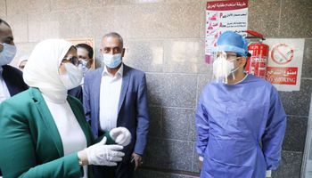 وزيرة الصحة تتفقد مستشفي كرموز بالأسكندرية 