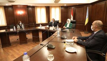 وزيرة الصحة تختتم جولتها بالإسكندرية بالاجتماع مع المحافظ لمتابعة خطة مواجهة الكورونا