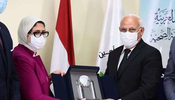 .وزيرة الصحة تهدي درع "الرعاية الصحية" لمحافظ بورسعيد