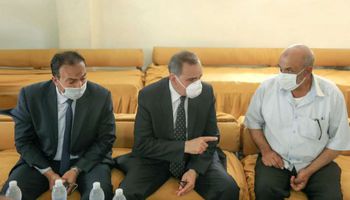 محافظ كفر الشيخ خلال تقديمه واجب العزاء لأسرة "نور كلش" 