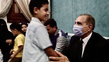 محافظ كفر الشيخ خلال تقديمه واجب العزاء لأسرة الشهيد "الشهاوى"