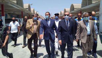محافظ كفر الشيخ خلال تفقده موقف السرفيس الجديد بشرق العاصمة